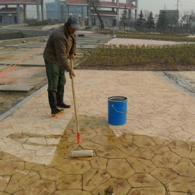 重慶大渡口壓花地坪  藝術(shù)壓模地坪 壓花路面廠家 壓模混凝土材料  彩色壓花地坪材料廠家  藝術(shù)壓花地坪材料
