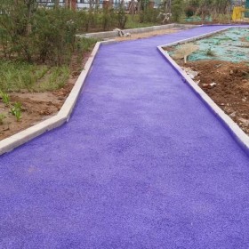 貴陽(yáng)市黔東南苗族侗族自治州   彩色透水混凝土廠家  彩色透水混凝土路面  透水混凝土粘接劑  生態(tài)透水砼 【工地免費(fèi)指導(dǎo)施工】